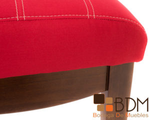 Banca moderna elegante de madera color rojo