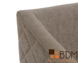 Moderno sillon ocasional con patas de madera