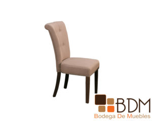 Silla de madera tapizada color beige para comedor