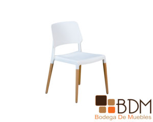 Silla minimalista de color blanco con patas de madera