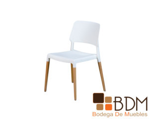 Silla minimalista de color blanco con patas de madera