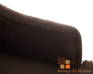 Sillon individual de madera tapizado en suede color cafe