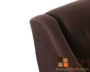 Sillon individual de madera tapizado en suede color cafe