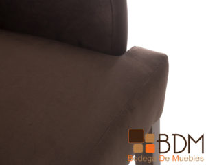 Sillon individual de madera tapizado en suede color cafe