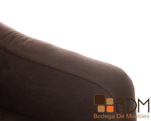 Sillon individual de madera tapizado en suede color cafe