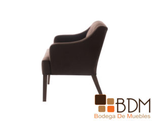 Sillon individual de madera tapizado en suede color cafe