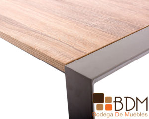 Mesa extendible fabricada con madera y cristal