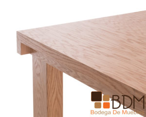 Mesa de comedor fabricada en mdf enchapada de encino