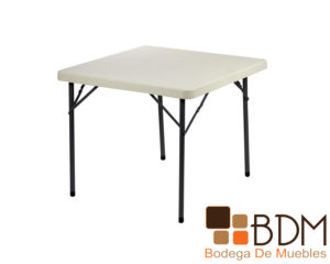 Mesa plegable con cubierta de plastico en color blanco y patas de metal