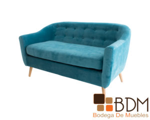 Sofa elegante con patas de madera color natural