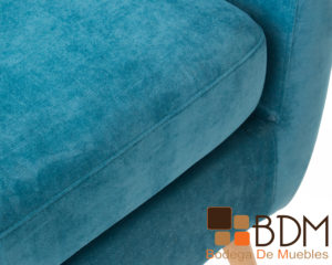 Sofa elegante con patas de madera color natural