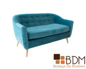 Sofa elegante con patas de madera color natural