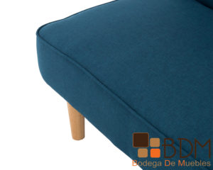 Sofa cama color azul con patas de madera