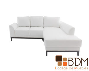 Sala en escuadra con divan y sofa blancos de madera