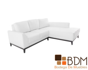 Sala en escuadra con divan y sofa blancos de madera