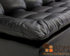 Sofa cama en tacto piel negro estructura madera y patas metal