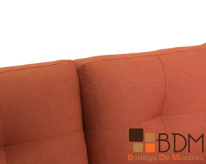 Sala moderna con sillones color naranja