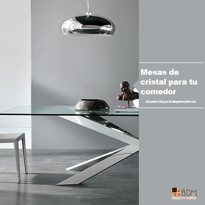 La mesa de cristal es un elemento sofisticado en la decoración, ademas de ser ligero y puede volverse tu mejor aliado si sabes usarlo bien.