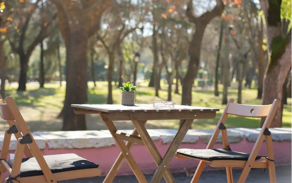 Juego de mesa y sillas de madera