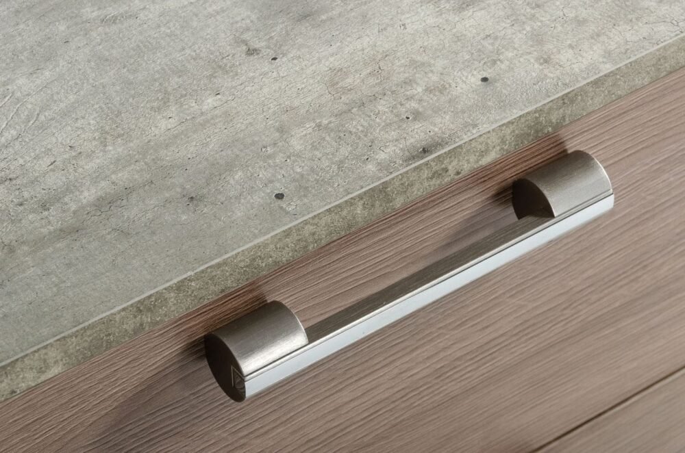 Nova Domus Boston – Cómoda moderna de roble marrón y acero inoxidable cepillado