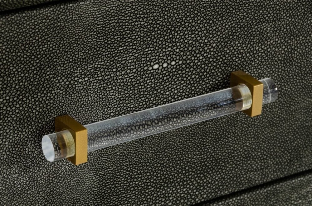 Modrest Howard – Cómoda moderna de polipiel gris shagreen y dorada