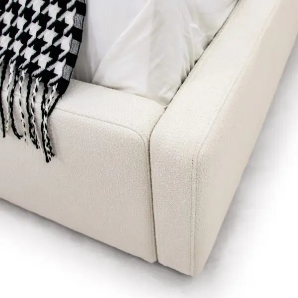 Mueble Modrest Byrne - Cama moderna de tela color
blanco roto – Envíos a todo México | FurnitureMX