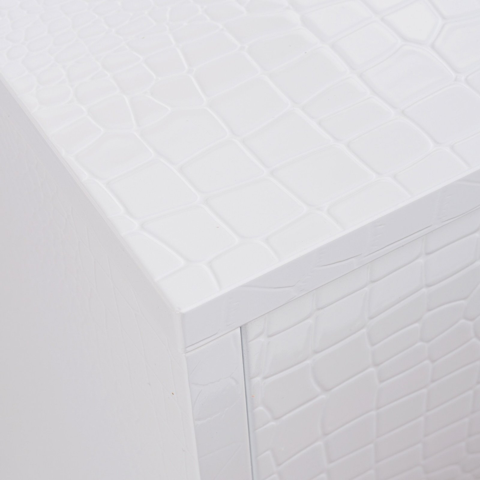 a_x_victoria_-_modern_white_crocodile_dresser__16427_04_.jpg
