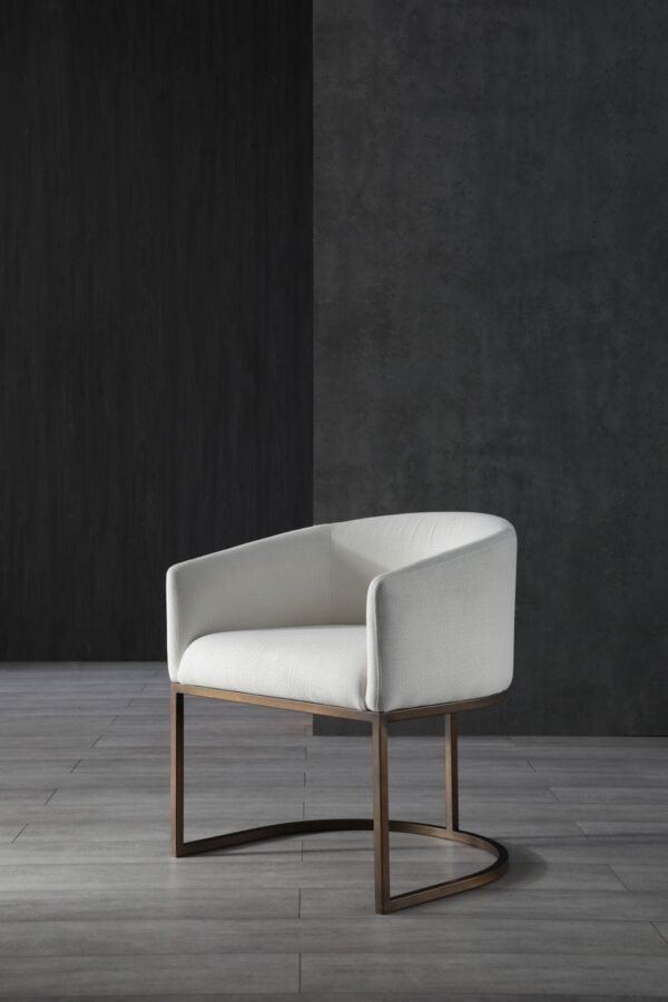 Mueble Modrest Elisa - Silla de comedor moderna en
  color blanco roto y latón – Envíos a todo México | FurnitureMX
