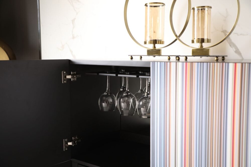 Modrest Macoy – Vinoteca moderna de fresno multicolor y negro