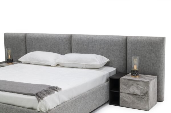 Mueble Nova Domus Maranello - Cama moderna de tela
  gris con dos mesitas de noche – Envíos a todo México | FurnitureMX