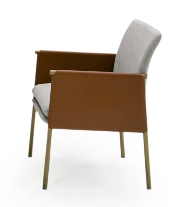 Mueble Modrest Pettit - Silla de comedor moderna
  con brazo de latón, color gris claro/camello y latón – Envíos a todo México |
  FurnitureMX