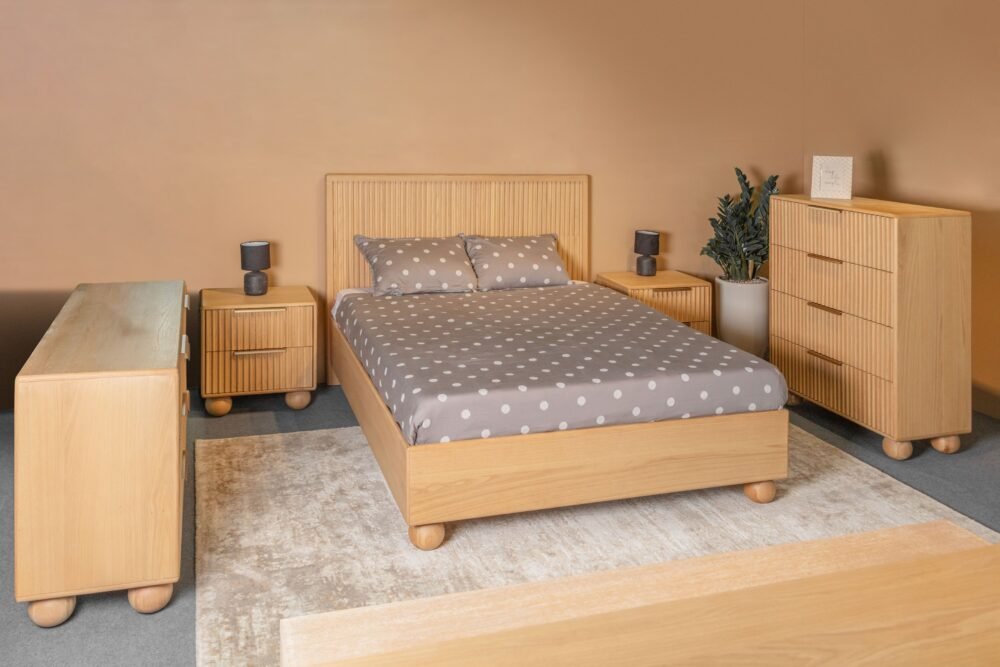 Queen Modrest Winters – Juego de dormitorio moderno de roble natural